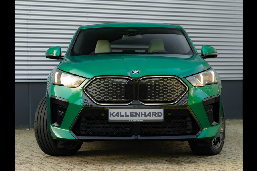BMW iX2 eDrive20 - M-Sport Pro - M Compound Rem - Trekhaak - Memoryzetel - Head-up