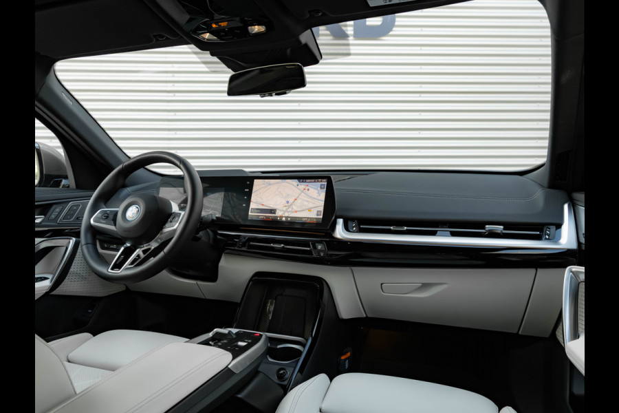 BMW iX2 eDrive20 - M-Sport Pro - M Compound Rem - Trekhaak - Memoryzetel - Head-up