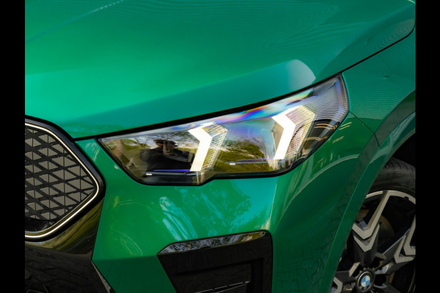 BMW iX2 eDrive20 - M-Sport Pro - M Compound Rem - Trekhaak - Memoryzetel - Head-up