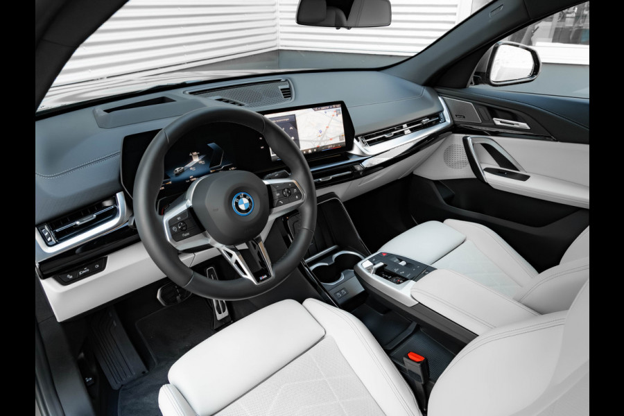 BMW iX2 eDrive20 - M-Sport Pro - M Compound Rem - Trekhaak - Memoryzetel - Head-up