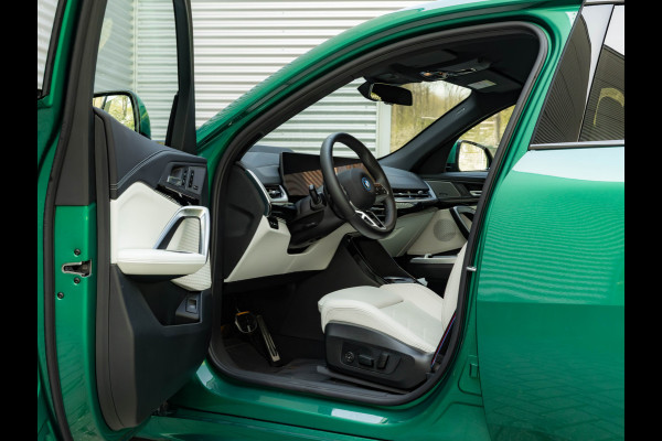 BMW iX2 eDrive20 - M-Sport Pro - M Compound Rem - Trekhaak - Memoryzetel - Head-up