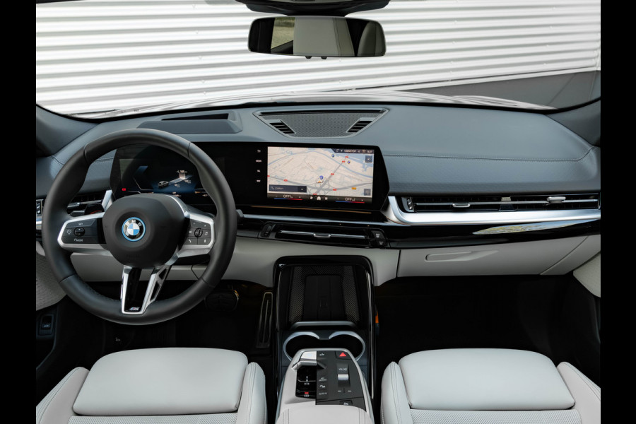 BMW iX2 eDrive20 - M-Sport Pro - M Compound Rem - Trekhaak - Memoryzetel - Head-up