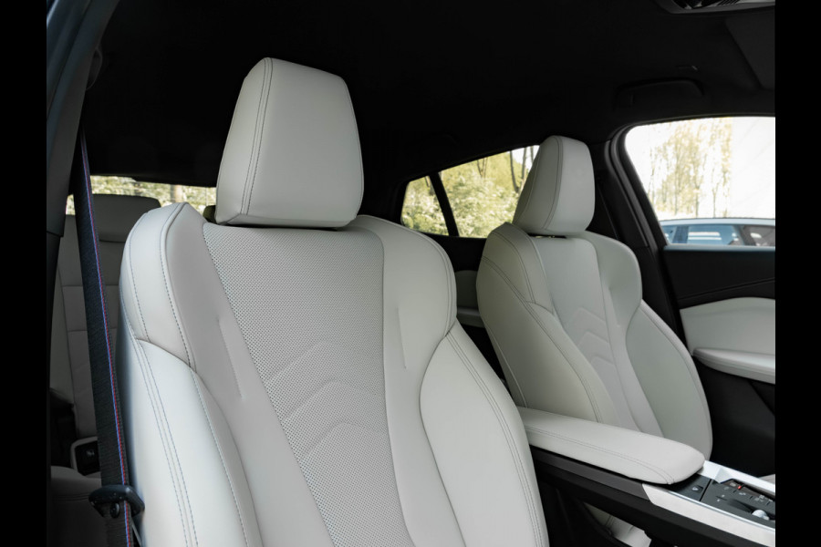 BMW iX2 eDrive20 - M-Sport Pro - M Compound Rem - Trekhaak - Memoryzetel - Head-up