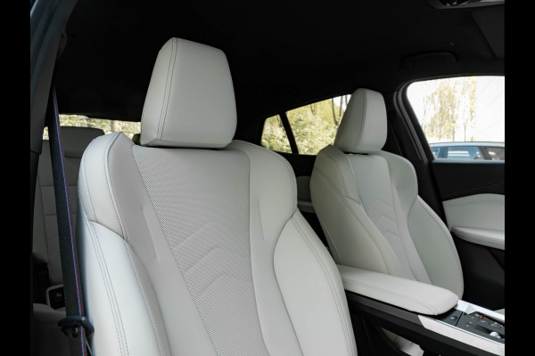 BMW iX2 eDrive20 - M-Sport Pro - M Compound Rem - Trekhaak - Memoryzetel - Head-up