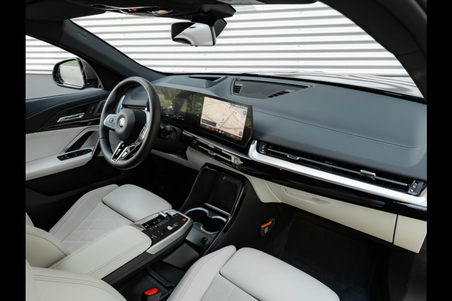 BMW iX2 eDrive20 - M-Sport Pro - M Compound Rem - Trekhaak - Memoryzetel - Head-up