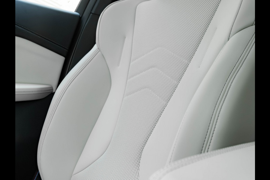 BMW iX2 eDrive20 - M-Sport Pro - M Compound Rem - Trekhaak - Memoryzetel - Head-up