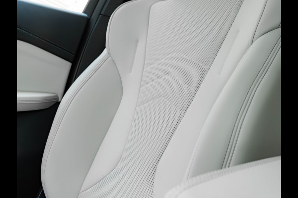 BMW iX2 eDrive20 - M-Sport Pro - M Compound Rem - Trekhaak - Memoryzetel - Head-up