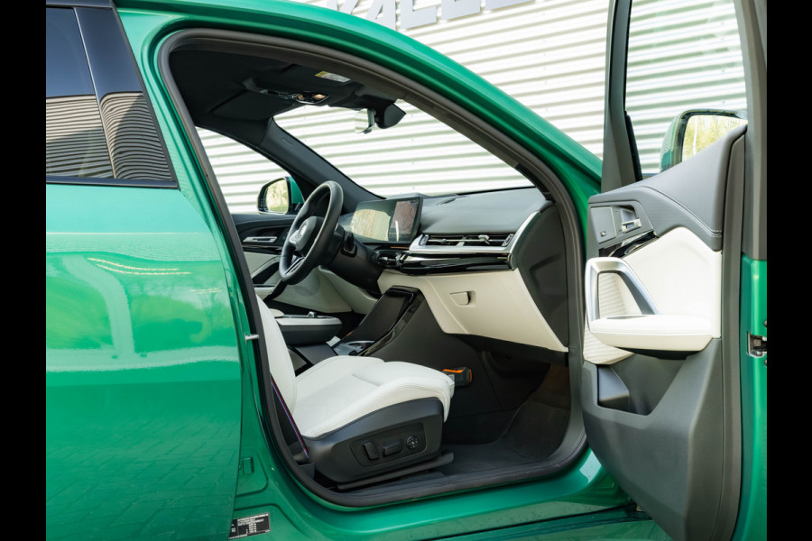 BMW iX2 eDrive20 - M-Sport Pro - M Compound Rem - Trekhaak - Memoryzetel - Head-up