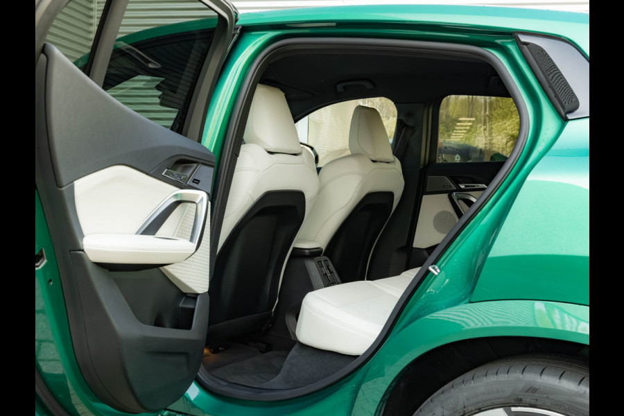 BMW iX2 eDrive20 - M-Sport Pro - M Compound Rem - Trekhaak - Memoryzetel - Head-up