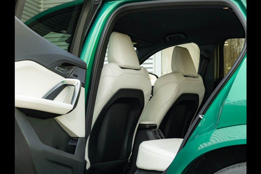 BMW iX2 eDrive20 - M-Sport Pro - M Compound Rem - Trekhaak - Memoryzetel - Head-up