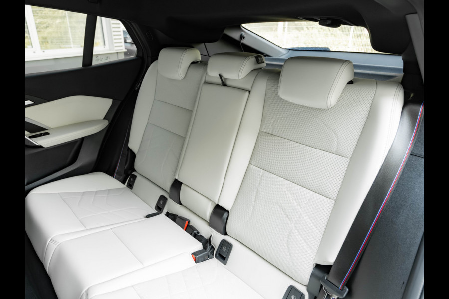 BMW iX2 eDrive20 - M-Sport Pro - M Compound Rem - Trekhaak - Memoryzetel - Head-up