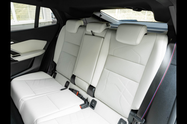 BMW iX2 eDrive20 - M-Sport Pro - M Compound Rem - Trekhaak - Memoryzetel - Head-up
