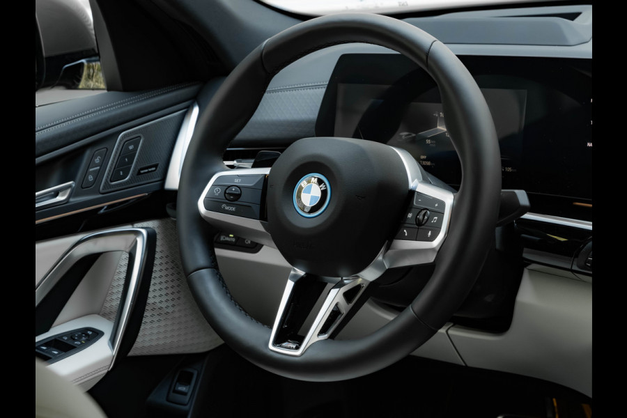 BMW iX2 eDrive20 - M-Sport Pro - M Compound Rem - Trekhaak - Memoryzetel - Head-up