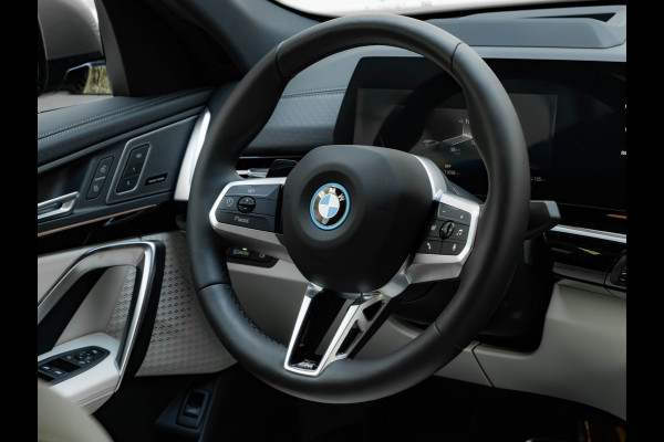 BMW iX2 eDrive20 - M-Sport Pro - M Compound Rem - Trekhaak - Memoryzetel - Head-up