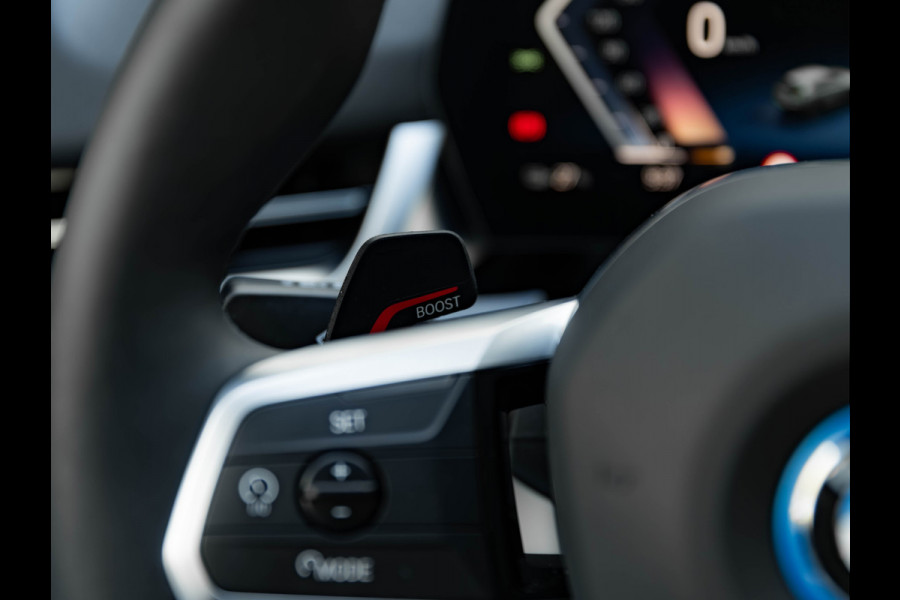 BMW iX2 eDrive20 - M-Sport Pro - M Compound Rem - Trekhaak - Memoryzetel - Head-up