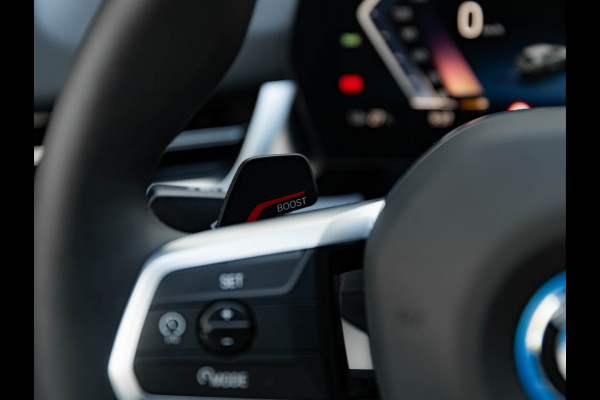 BMW iX2 eDrive20 - M-Sport Pro - M Compound Rem - Trekhaak - Memoryzetel - Head-up