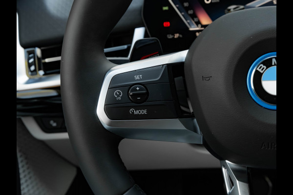 BMW iX2 eDrive20 - M-Sport Pro - M Compound Rem - Trekhaak - Memoryzetel - Head-up