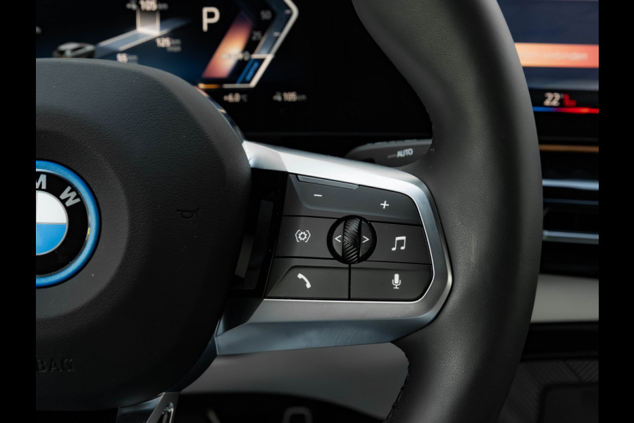 BMW iX2 eDrive20 - M-Sport Pro - M Compound Rem - Trekhaak - Memoryzetel - Head-up