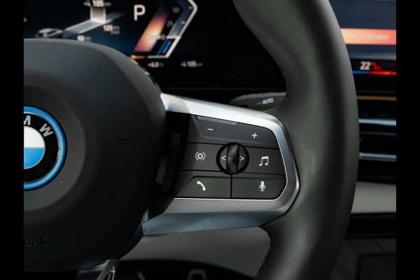 BMW iX2 eDrive20 - M-Sport Pro - M Compound Rem - Trekhaak - Memoryzetel - Head-up