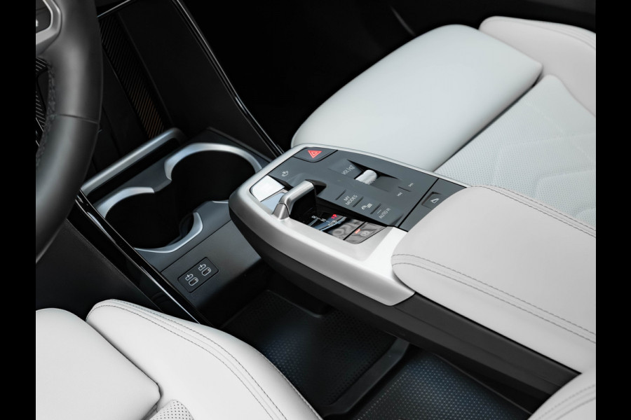 BMW iX2 eDrive20 - M-Sport Pro - M Compound Rem - Trekhaak - Memoryzetel - Head-up