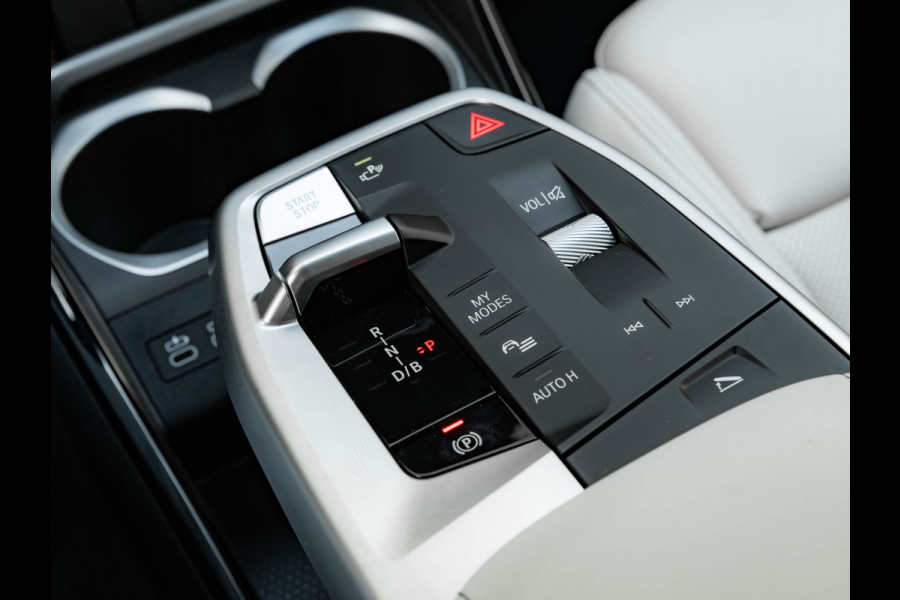 BMW iX2 eDrive20 - M-Sport Pro - M Compound Rem - Trekhaak - Memoryzetel - Head-up