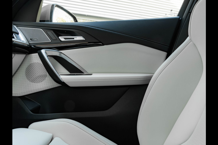 BMW iX2 eDrive20 - M-Sport Pro - M Compound Rem - Trekhaak - Memoryzetel - Head-up