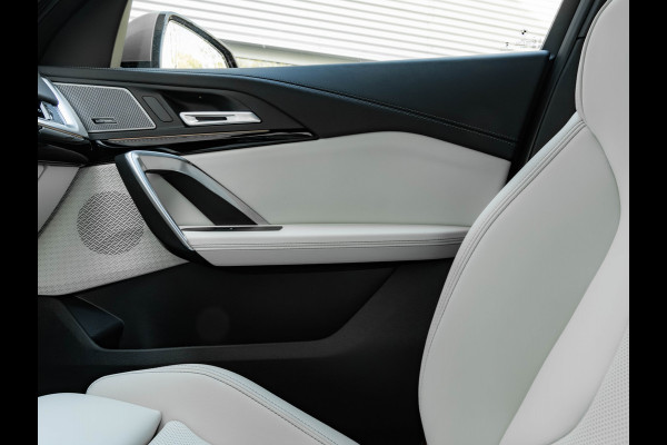 BMW iX2 eDrive20 - M-Sport Pro - M Compound Rem - Trekhaak - Memoryzetel - Head-up