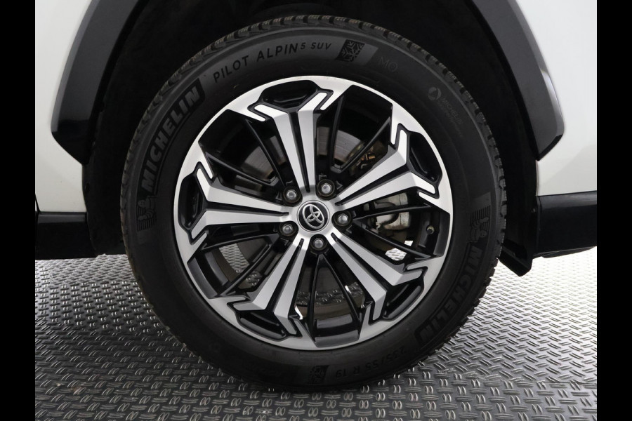 Toyota RAV4 2.5 Plug-in Hybrid AWD Bi-Tone Plus | 1500 KG trekgewicht | JBL Audio | Stoelverwarming & ventilatie | Memory Seats | Schuif-/Kanteldak | Navigatie