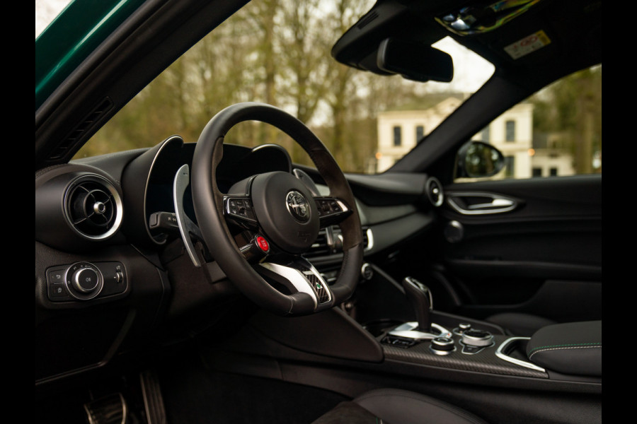 Alfa Romeo Giulia 2.9 V6 Quadrifoglio | Akrapovic | Carbon stoelen | Harman/Kardon | Facelift | Adapt. cruise