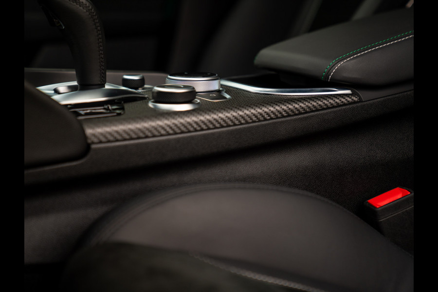 Alfa Romeo Giulia 2.9 V6 Quadrifoglio | Akrapovic | Carbon stoelen | Harman/Kardon | Facelift | Adapt. cruise