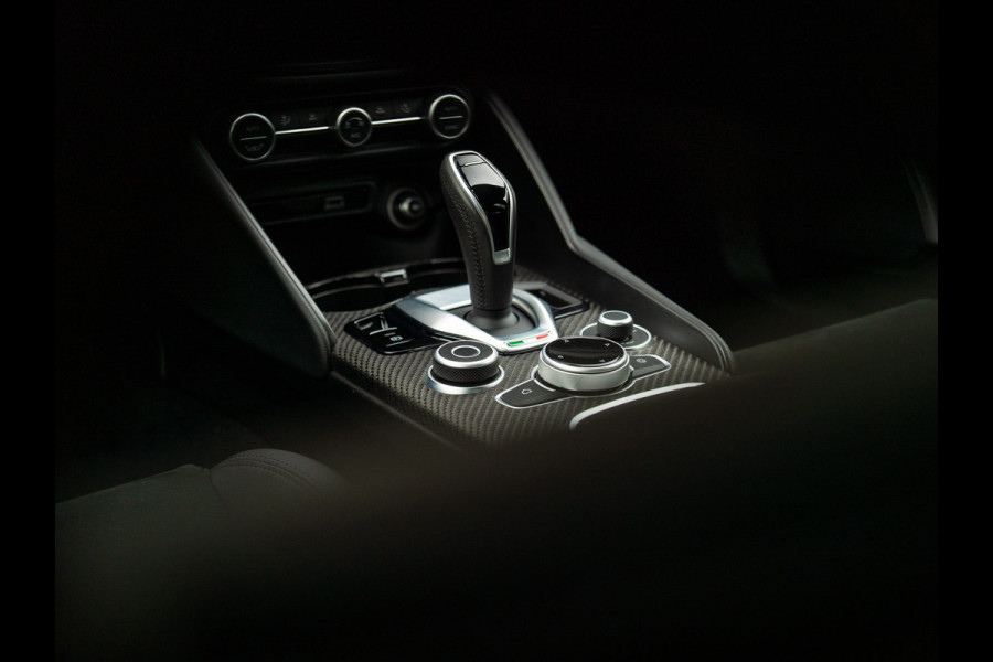 Alfa Romeo Giulia 2.9 V6 Quadrifoglio | Akrapovic | Carbon stoelen | Harman/Kardon | Facelift | Adapt. cruise
