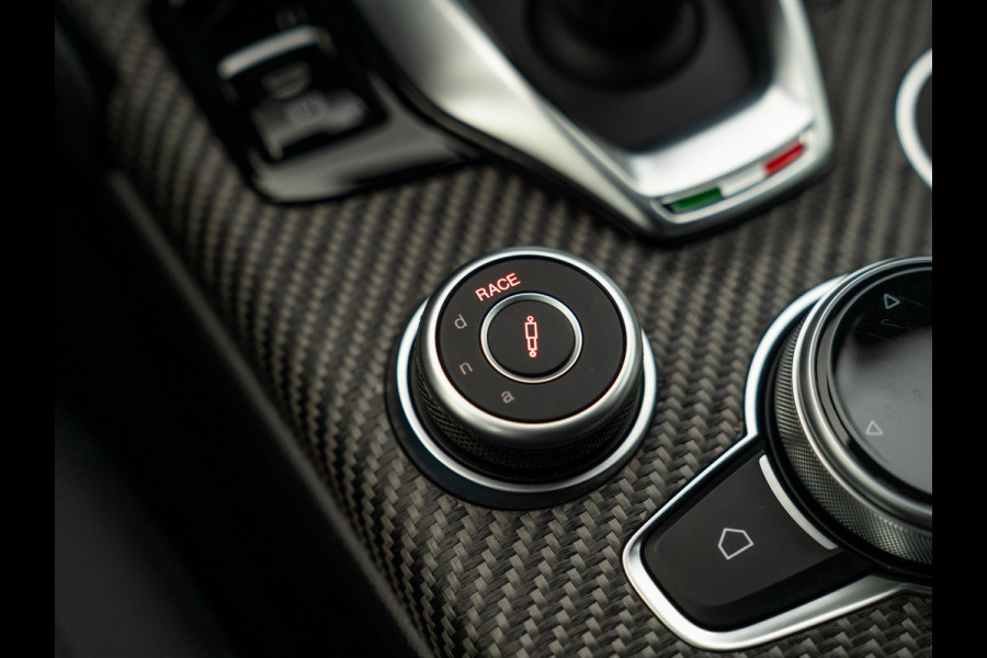 Alfa Romeo Giulia 2.9 V6 Quadrifoglio | Akrapovic | Carbon stoelen | Harman/Kardon | Facelift | Adapt. cruise