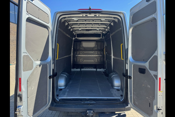 Volkswagen Crafter 35 2.0 TDI L3H3 140pk Automaat - ACC - LED - Geveerde Stoel - Carplay - Camera - Betimmering - Rijklaar