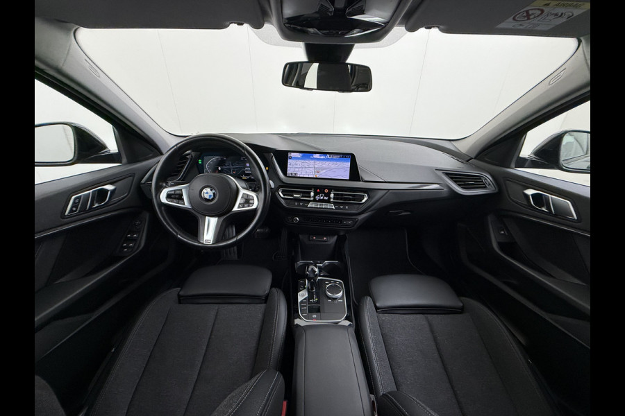 BMW 1-serie 118i Autom. Sport-Line Navi Ecc Live cockpit pro Sportstoelen Apple Carplay Android Auto Cruise Control Pdc Business Ed. Plus DAB Lmv 17" Adap.Led Regen-Lichtsensor Isofix 1e Eigenaar Origineel Nederlandse Auto Dealeronderhouden