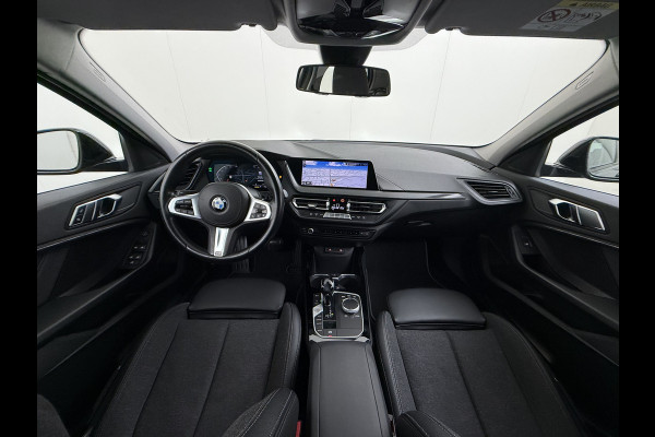 BMW 1-serie 118i Autom. Sport-Line Navi Ecc Live cockpit pro Sportstoelen Apple Carplay Android Auto Cruise Control Pdc Business Ed. Plus DAB Lmv 17" Adap.Led Regen-Lichtsensor Isofix 1e Eigenaar Origineel Nederlandse Auto Dealeronderhouden