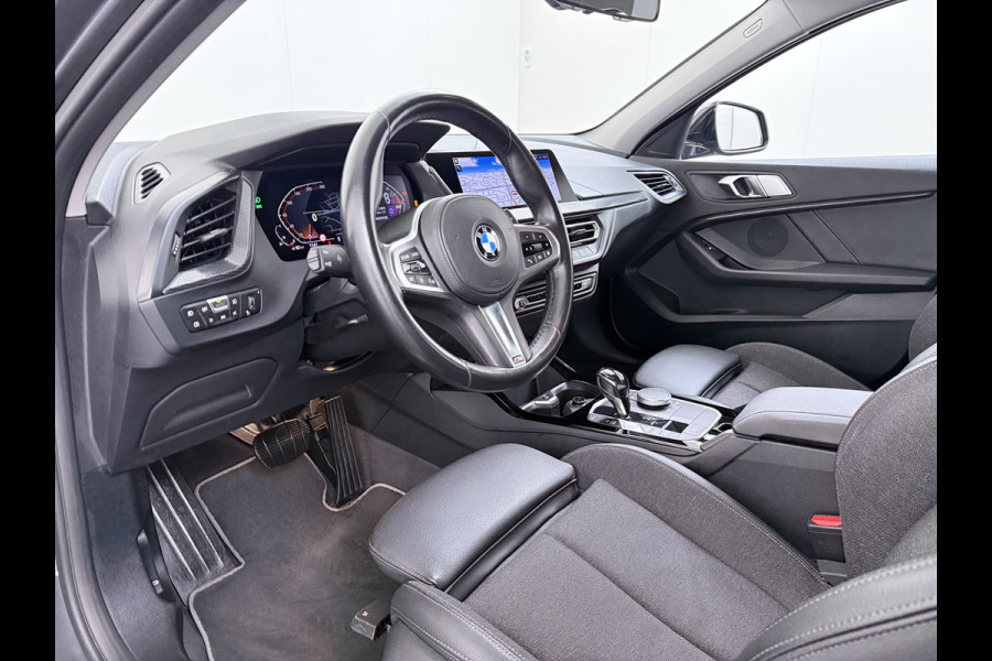 BMW 1-serie 118i Autom. Sport-Line Navi Ecc Live cockpit pro Sportstoelen Apple Carplay Android Auto Cruise Control Pdc Business Ed. Plus DAB Lmv 17" Adap.Led Regen-Lichtsensor Isofix 1e Eigenaar Origineel Nederlandse Auto Dealeronderhouden