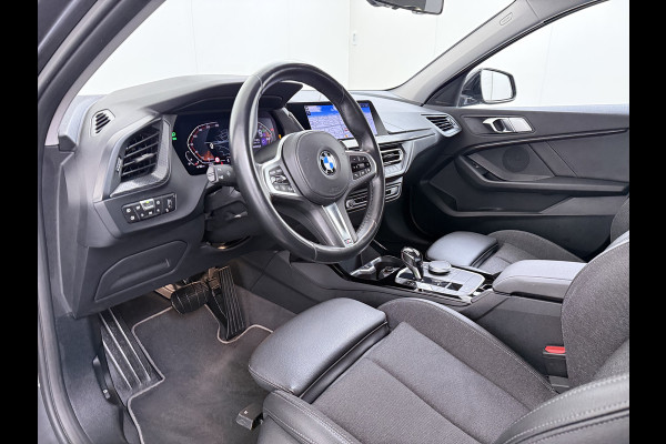 BMW 1-serie 118i Autom. Sport-Line Navi Ecc Live cockpit pro Sportstoelen Apple Carplay Android Auto Cruise Control Pdc Business Ed. Plus DAB Lmv 17" Adap.Led Regen-Lichtsensor Isofix 1e Eigenaar Origineel Nederlandse Auto Dealeronderhouden