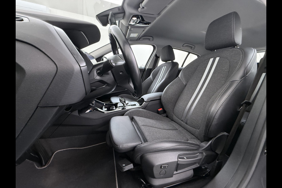 BMW 1-serie 118i Autom. Sport-Line Navi Ecc Live cockpit pro Sportstoelen Apple Carplay Android Auto Cruise Control Pdc Business Ed. Plus DAB Lmv 17" Adap.Led Regen-Lichtsensor Isofix 1e Eigenaar Origineel Nederlandse Auto Dealeronderhouden