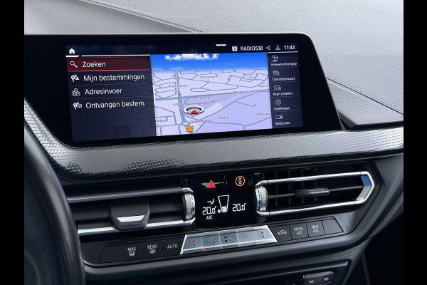 BMW 1-serie 118i Autom. Sport-Line Navi Ecc Live cockpit pro Sportstoelen Apple Carplay Android Auto Cruise Control Pdc Business Ed. Plus DAB Lmv 17" Adap.Led Regen-Lichtsensor Isofix 1e Eigenaar Origineel Nederlandse Auto Dealeronderhouden