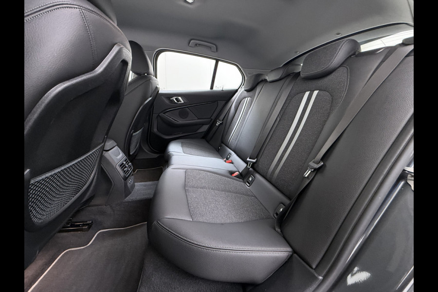 BMW 1-serie 118i Autom. Sport-Line Navi Ecc Live cockpit pro Sportstoelen Apple Carplay Android Auto Cruise Control Pdc Business Ed. Plus DAB Lmv 17" Adap.Led Regen-Lichtsensor Isofix 1e Eigenaar Origineel Nederlandse Auto Dealeronderhouden