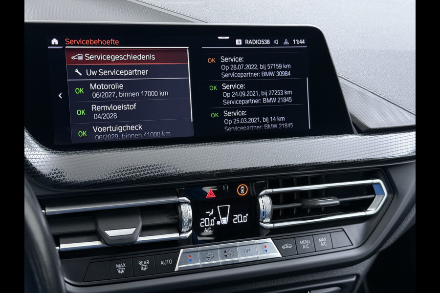 BMW 1-serie 118i Autom. Sport-Line Navi Ecc Live cockpit pro Sportstoelen Apple Carplay Android Auto Cruise Control Pdc Business Ed. Plus DAB Lmv 17" Adap.Led Regen-Lichtsensor Isofix 1e Eigenaar Origineel Nederlandse Auto Dealeronderhouden