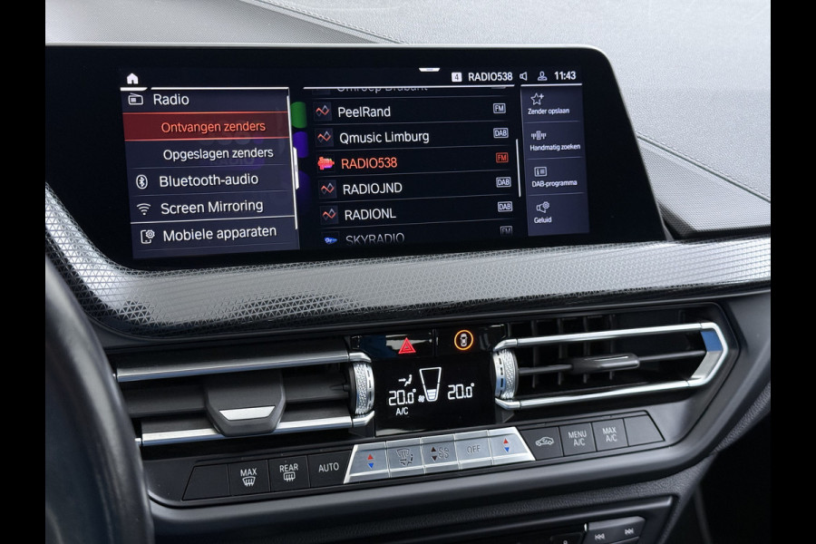 BMW 1-serie 118i Autom. Sport-Line Navi Ecc Live cockpit pro Sportstoelen Apple Carplay Android Auto Cruise Control Pdc Business Ed. Plus DAB Lmv 17" Adap.Led Regen-Lichtsensor Isofix 1e Eigenaar Origineel Nederlandse Auto Dealeronderhouden