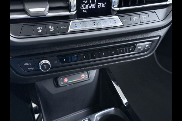 BMW 1-serie 118i Autom. Sport-Line Navi Ecc Live cockpit pro Sportstoelen Apple Carplay Android Auto Cruise Control Pdc Business Ed. Plus DAB Lmv 17" Adap.Led Regen-Lichtsensor Isofix 1e Eigenaar Origineel Nederlandse Auto Dealeronderhouden