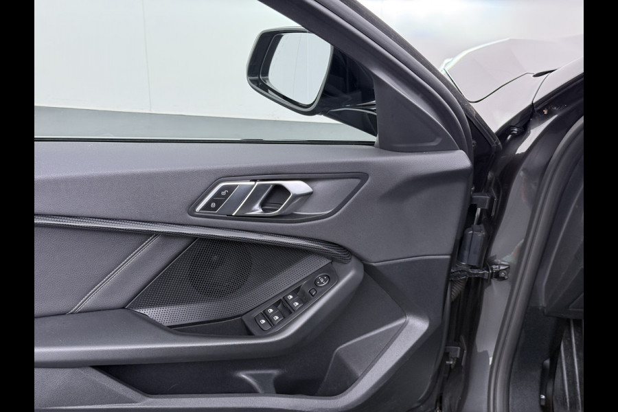 BMW 1-serie 118i Autom. Sport-Line Navi Ecc Live cockpit pro Sportstoelen Apple Carplay Android Auto Cruise Control Pdc Business Ed. Plus DAB Lmv 17" Adap.Led Regen-Lichtsensor Isofix 1e Eigenaar Origineel Nederlandse Auto Dealeronderhouden