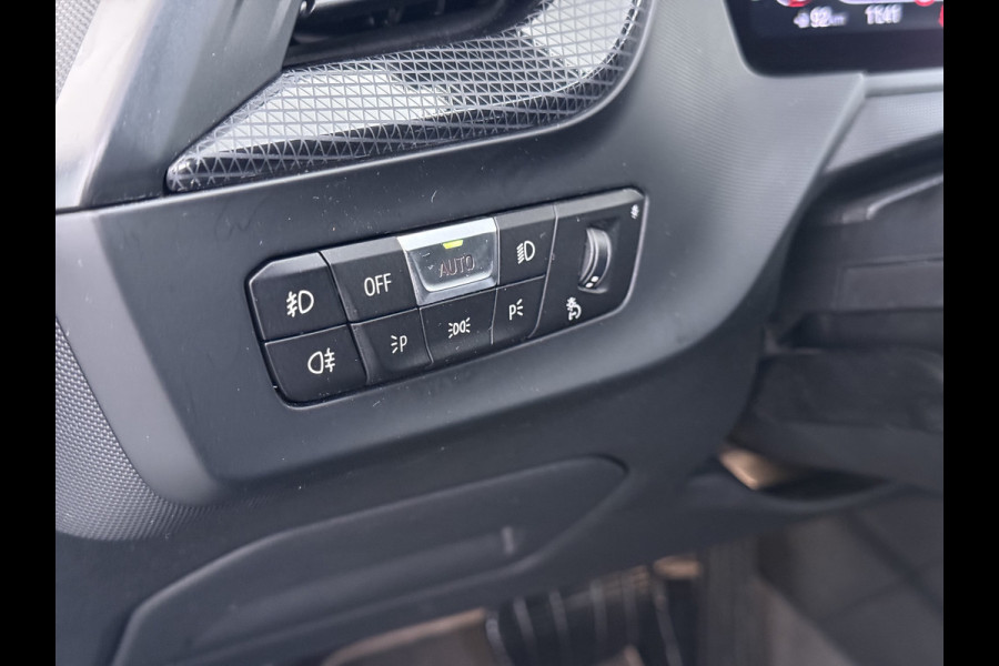 BMW 1-serie 118i Autom. Sport-Line Navi Ecc Live cockpit pro Sportstoelen Apple Carplay Android Auto Cruise Control Pdc Business Ed. Plus DAB Lmv 17" Adap.Led Regen-Lichtsensor Isofix 1e Eigenaar Origineel Nederlandse Auto Dealeronderhouden