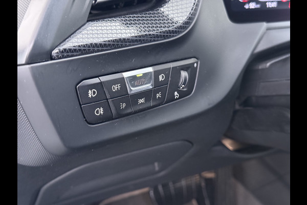 BMW 1-serie 118i Autom. Sport-Line Navi Ecc Live cockpit pro Sportstoelen Apple Carplay Android Auto Cruise Control Pdc Business Ed. Plus DAB Lmv 17" Adap.Led Regen-Lichtsensor Isofix 1e Eigenaar Origineel Nederlandse Auto Dealeronderhouden
