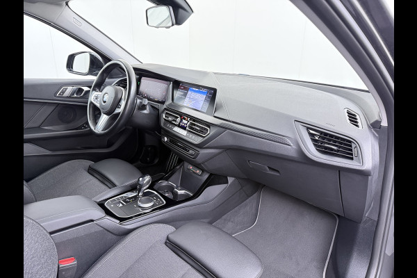 BMW 1-serie 118i Autom. Sport-Line Navi Ecc Live cockpit pro Sportstoelen Apple Carplay Android Auto Cruise Control Pdc Business Ed. Plus DAB Lmv 17" Adap.Led Regen-Lichtsensor Isofix 1e Eigenaar Origineel Nederlandse Auto Dealeronderhouden