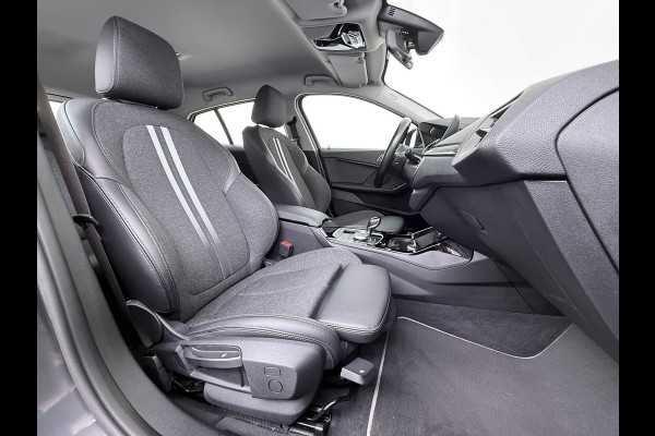 BMW 1-serie 118i Autom. Sport-Line Navi Ecc Live cockpit pro Sportstoelen Apple Carplay Android Auto Cruise Control Pdc Business Ed. Plus DAB Lmv 17" Adap.Led Regen-Lichtsensor Isofix 1e Eigenaar Origineel Nederlandse Auto Dealeronderhouden