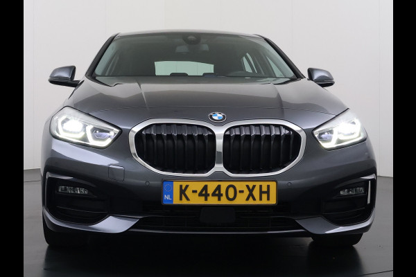 BMW 1-serie 118i Autom. Sport-Line Navi Ecc Live cockpit pro Sportstoelen Apple Carplay Android Auto Cruise Control Pdc Business Ed. Plus DAB Lmv 17" Adap.Led Regen-Lichtsensor Isofix 1e Eigenaar Origineel Nederlandse Auto Dealeronderhouden