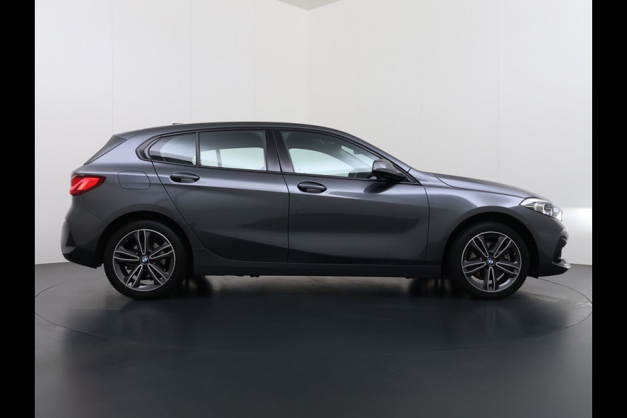 BMW 1-serie 118i Autom. Sport-Line Navi Ecc Live cockpit pro Sportstoelen Apple Carplay Android Auto Cruise Control Pdc Business Ed. Plus DAB Lmv 17" Adap.Led Regen-Lichtsensor Isofix 1e Eigenaar Origineel Nederlandse Auto Dealeronderhouden